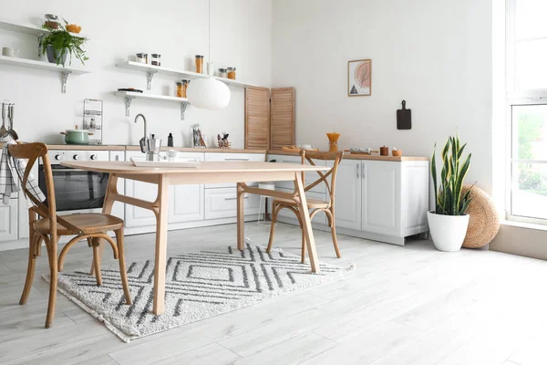 Intérieur Cuisine Élégant Avec Table Manger Bois — Photo