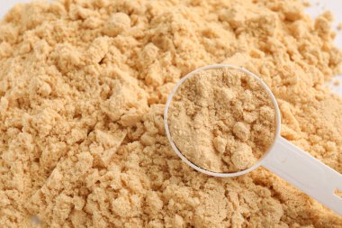 Protein tozuyla kepçeyi ölçmek, yakın çekim.
