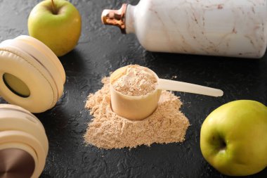 Toz ile kepçeyi, protein içeceği ile şişeyi, kara masada elmaları ve kulaklıkları ölçmek