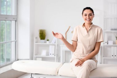 İş yerinde kadın masaj terapisti.