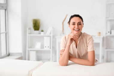 İş yerinde kadın masaj terapisti.