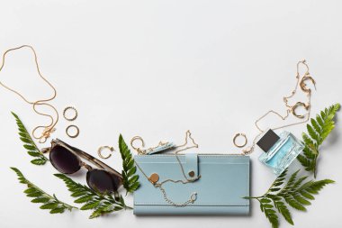 Şık mücevherleri ve hafif arka planda kadın aksesuarları olan kompozisyon