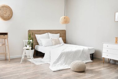 Yatağı olan modern şık bir oda.