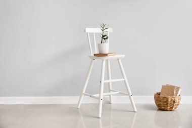 Işık duvarının yanındaki modern sandalye.