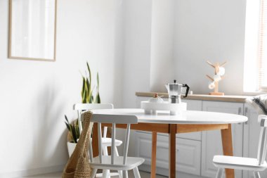 Yemek masası olan modern ışık odasının içi.