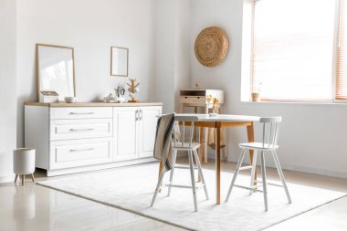 Yemek masası olan modern ışık odasının içi.