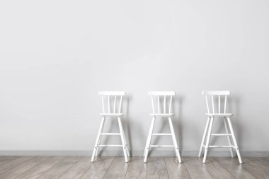 Beyaz duvarın yanındaki modern sandalyeler
