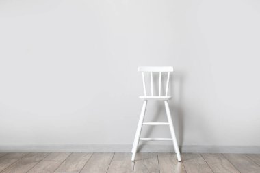 Beyaz duvarın yanındaki modern sandalye