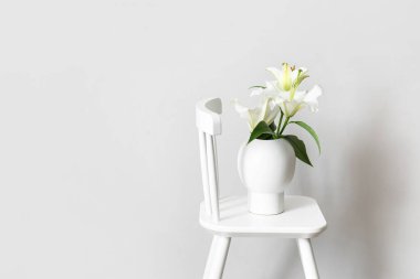 Beyaz arka planda bir buket çiçekli vazo.