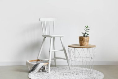 Masası ve sandalyesi olan aydınlık bir odanın içinde.