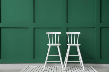 Renk duvarına yakın modern sandalyeler