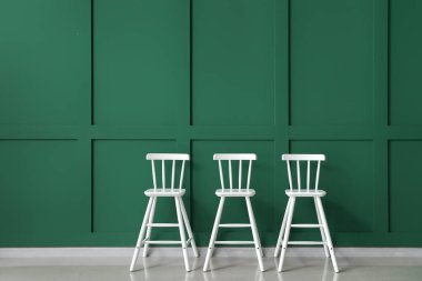 Renk duvarına yakın modern sandalyeler