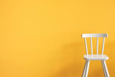 Sarı arka planda modern sandalye