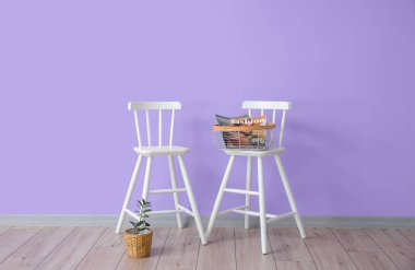 Renk duvarına yakın modern sandalyeler