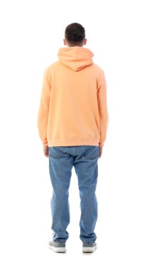 Beyaz arka planda şık kapüşonlu genç adam.