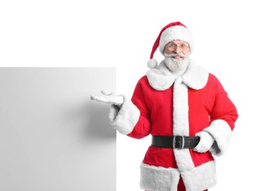 Beyaz arka planda boş posteri olan Noel Baba