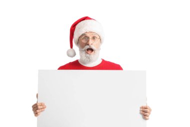 Noel Baba şapkalı olgun bir adam ve beyaz arka planda boş bir poster.