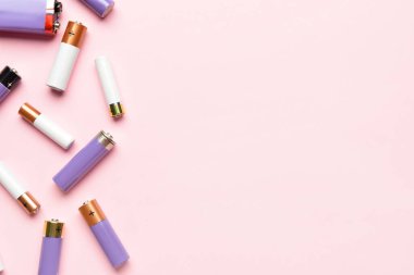 Pembe arka planda alkali piller