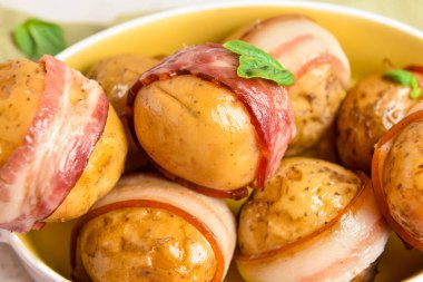 Pastırmalı lezzetli fırında patates tabağı, yakın plan.