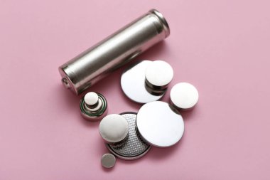 Pembe arka planda farklı piller