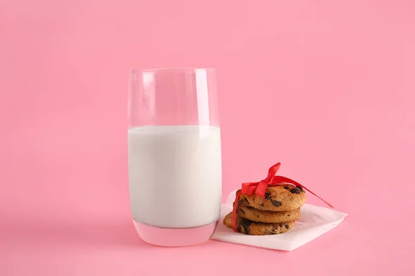 Smaklig Choklad Chips Cookies Med Mjölk Färg Bakgrund — Stockfoto
