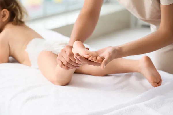 Terapeuta Massagem Trabalhando Com Bebê Centro Médico — Fotografia de Stock