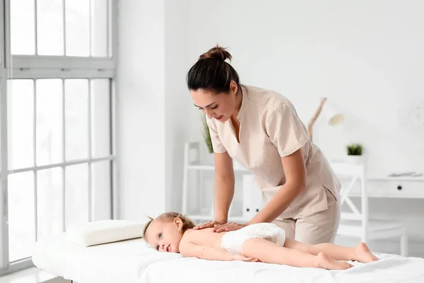 Massagetherapeut Werkt Met Baby Medisch Centrum — Stockfoto