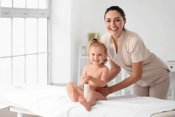 Tıbbi Merkezde Bebekle Çalışan Masaj Terapisti — Stok fotoğraf