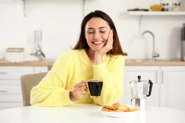 Sabah Güzel Kadının Evde Kahve Içme — Stok fotoğraf