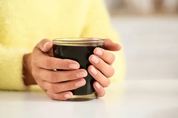 Ochtend Van Mooie Vrouw Drinken Koffie Thuis Close — Stockfoto