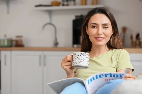 Morning Beautiful Woman Drinking Coffee Reading Magazine Home — Stock Photo, Image