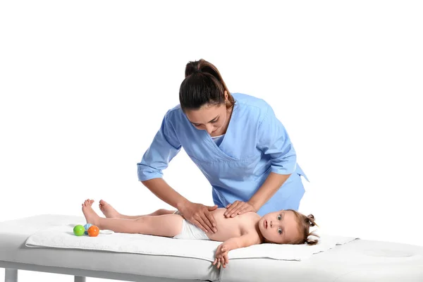 有白色背景婴儿的按摩治疗师 — 图库照片
