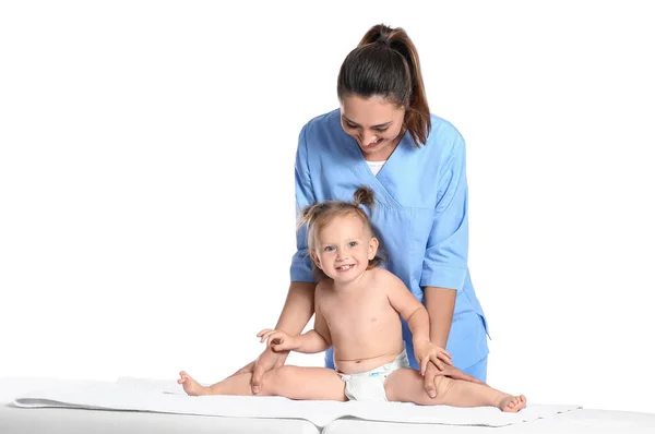 有白色背景婴儿的按摩治疗师 — 图库照片