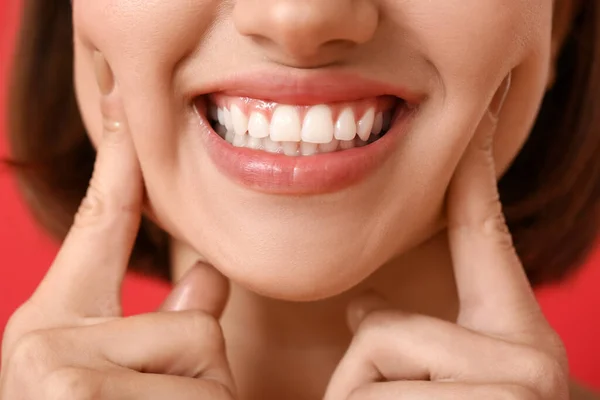 年轻女性 有健康的牙龈 有颜色背景 — 图库照片