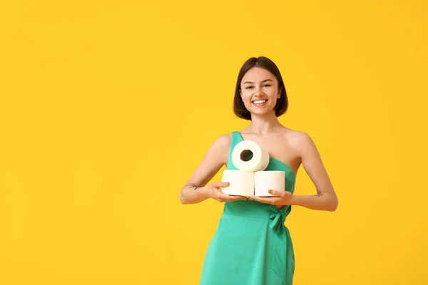 Arka Planda Bir Sürü Tuvalet Kağıdı Olan Genç Bir Kadın — Stok fotoğraf