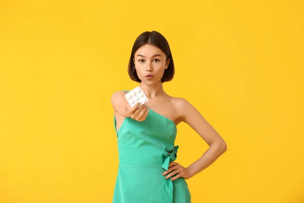 Jeune Femme Avec Paquet Gomme Mâcher Sur Fond Couleur — Photo