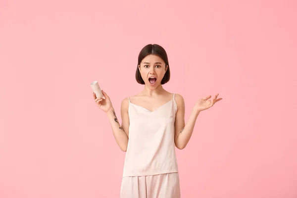 Shocked Young Woman Out Toilet Paper Color Background — Stock Photo, Image