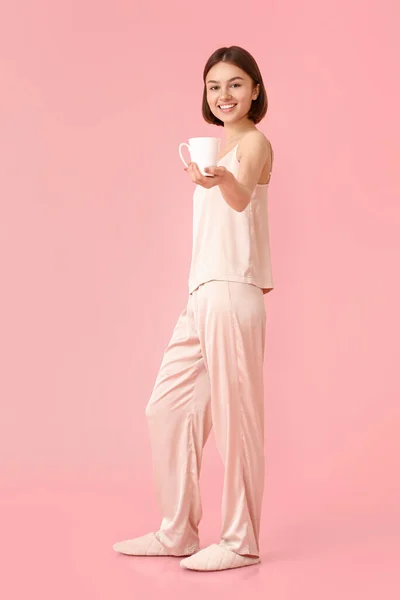Belle Femme Pyjama Avec Une Tasse Café Sur Fond Couleur — Photo