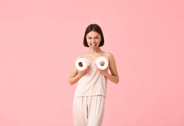 Vtipná Mladá Žena Toaletním Papírem Barevném Pozadí — Stock fotografie
