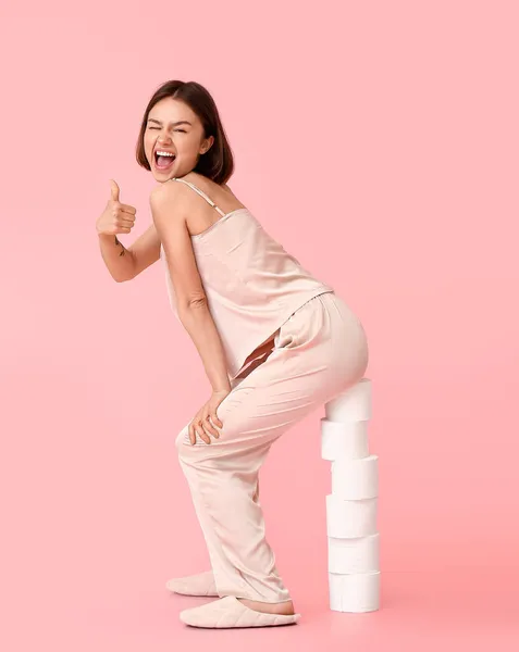 Mujer Joven Con Muchos Rollos Papel Higiénico Mostrando Pulgar Hacia — Foto de Stock