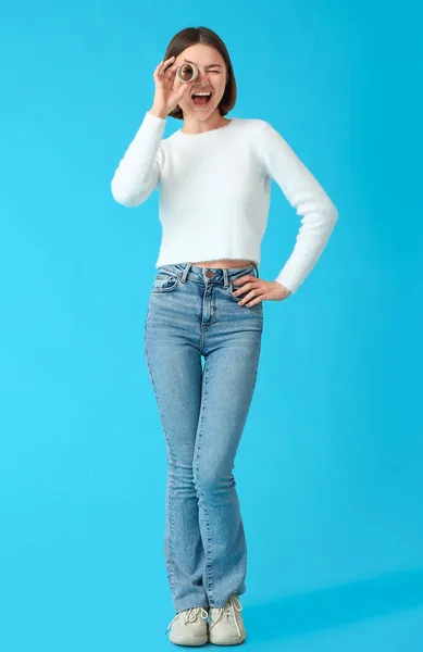 Mujer Joven Con Tubo Cartón Papel Higiénico Sobre Fondo Color — Foto de Stock