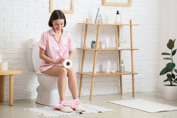 Jovem Com Papel Higiênico Banheiro — Fotografia de Stock