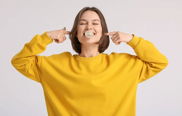 Vtipná Mladá Žena Žvýkačkou Světlém Pozadí — Stock fotografie
