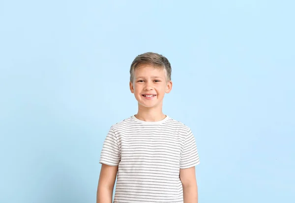 Porträt Eines Lächelnden Kleinen Jungen Auf Blauem Hintergrund — Stockfoto