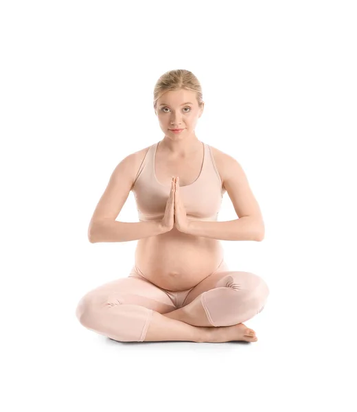 Genç Hamile Kadın Beyaz Arka Plan Üzerinde Meditasyon Yapıyor — Stok fotoğraf