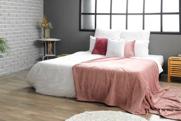 Interior Habitación Moderna Con Gran Cama Cómoda Manta Rosa — Foto de Stock