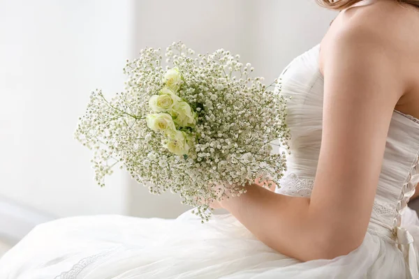 Krásná Nevěsta Kyticí Květin Doma — Stock fotografie