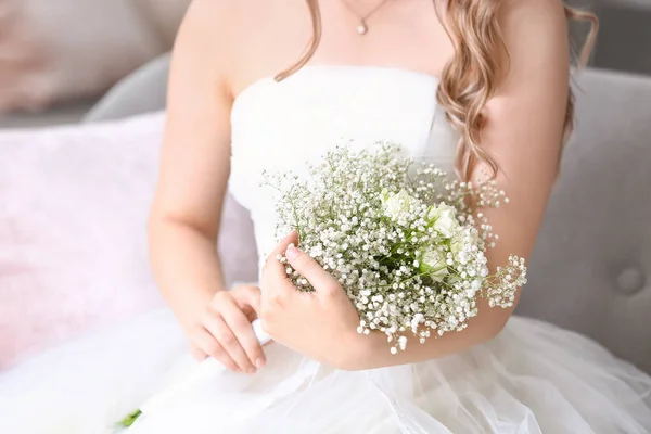 Красивая Невеста Букетом Цветов Дома — стоковое фото