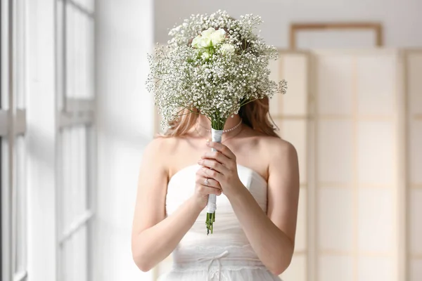 Mooie Bruid Met Boeket Bloemen Thuis — Stockfoto