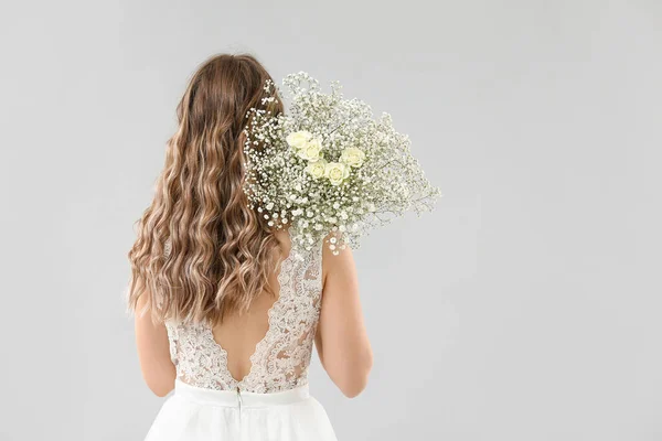 Vacker Brud Med Bukett Blommor Ljus Bakgrund — Stockfoto